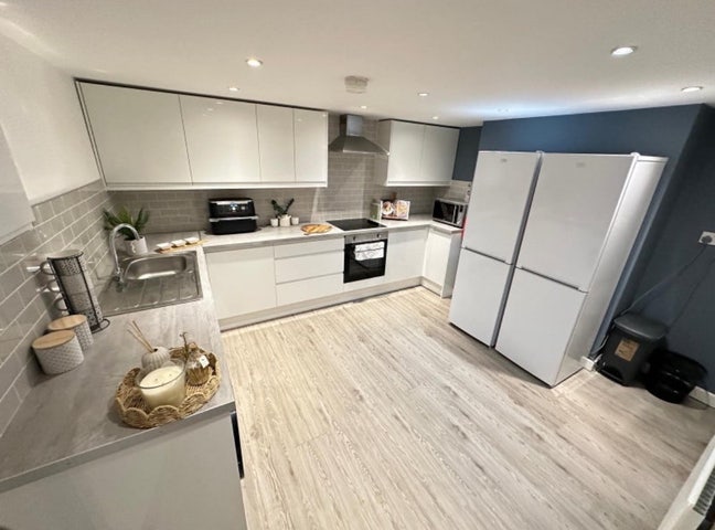 Spacious city centre room available October! Main Photo