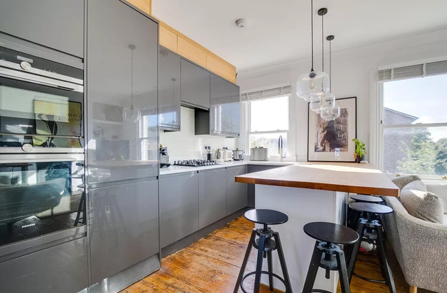 1 Room in Two Bed Clapham North Main Photo