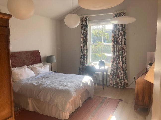 Large double, high ceilings, overlooking garden Main Photo