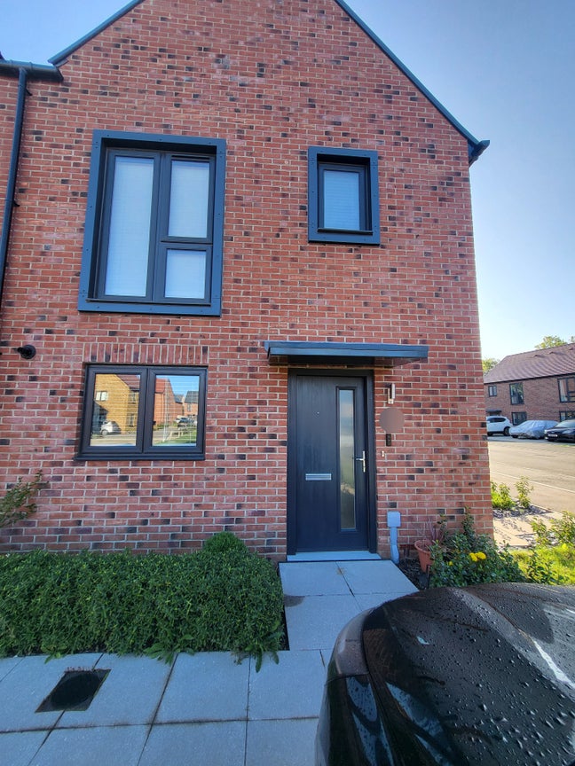 Double Room in Modern Home – Hanwood Park Main Photo