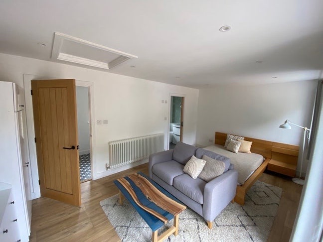Studio Annex private ensuite and kitchenette  Main Photo