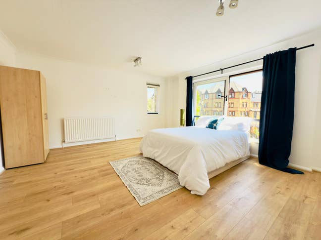 Massive En Suite next to Canal Main Photo
