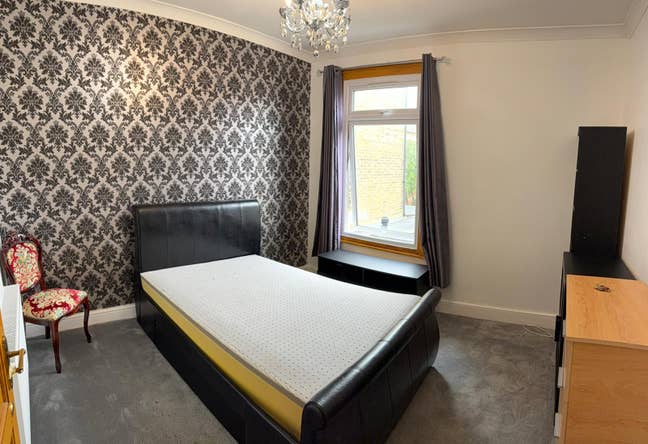 Clean and bright room near Walthamstow station Main Photo