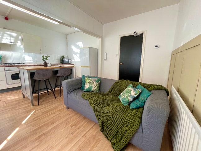 2 Double Bed Flat W/ Bills inc Nr Victoria Centre Main Photo