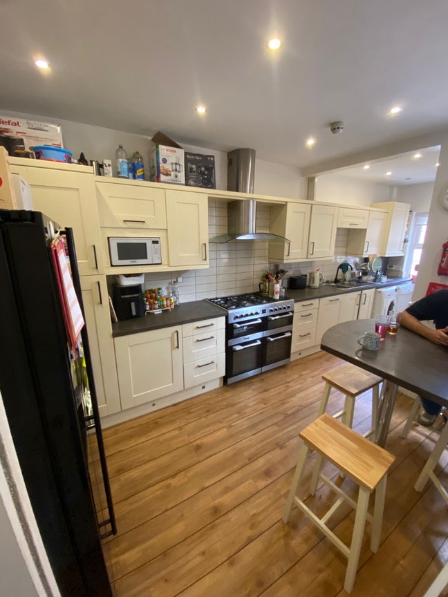 Burton Road Mixed House - Young Professional 25+ Main Photo