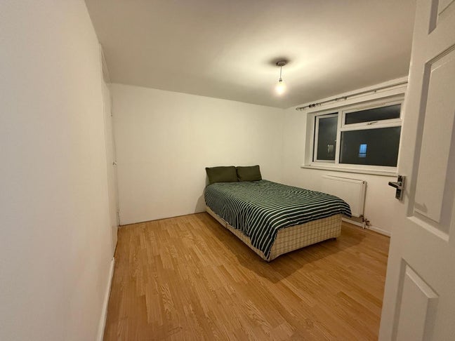 2 Double rooms in a 3 Bedroom house  Main Photo