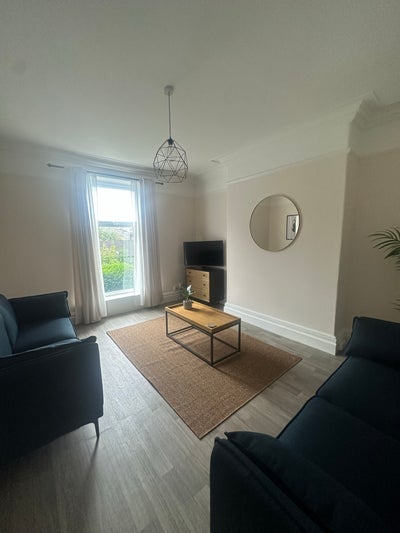 Large rooms available in a 5 Bedroom House Main Photo