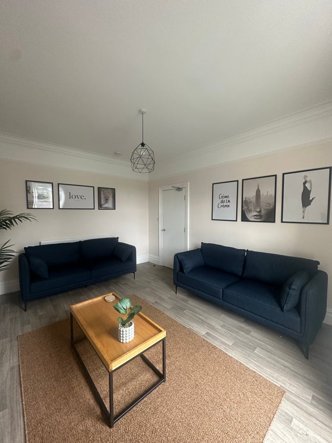 Large rooms available in a 5 Bedroom House Main Photo