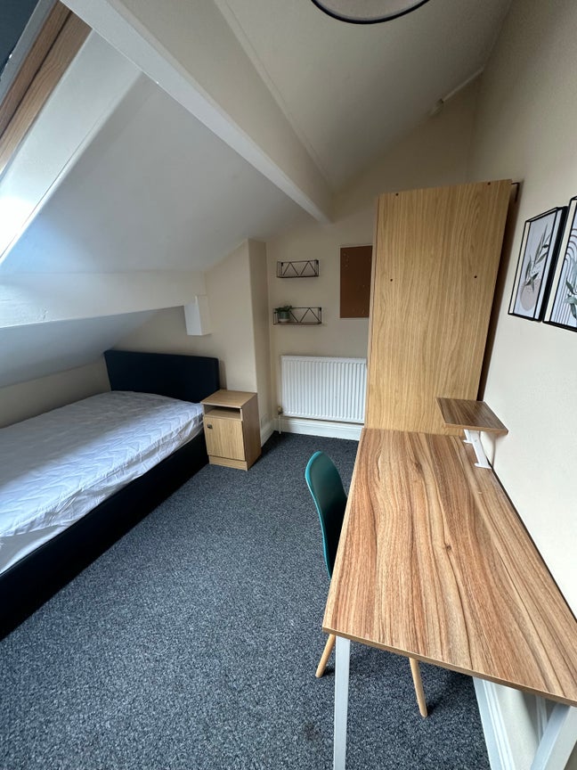 Large rooms available in a 5 Bedroom House Main Photo