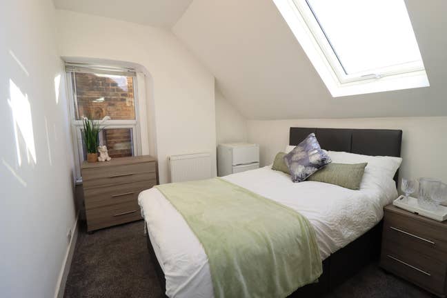 Great Sized Double Room!  Old Southend Rd Main Photo
