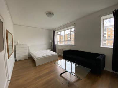 Room in 3-Bed Flat with Balcony in Prime Pimlico  Main Photo
