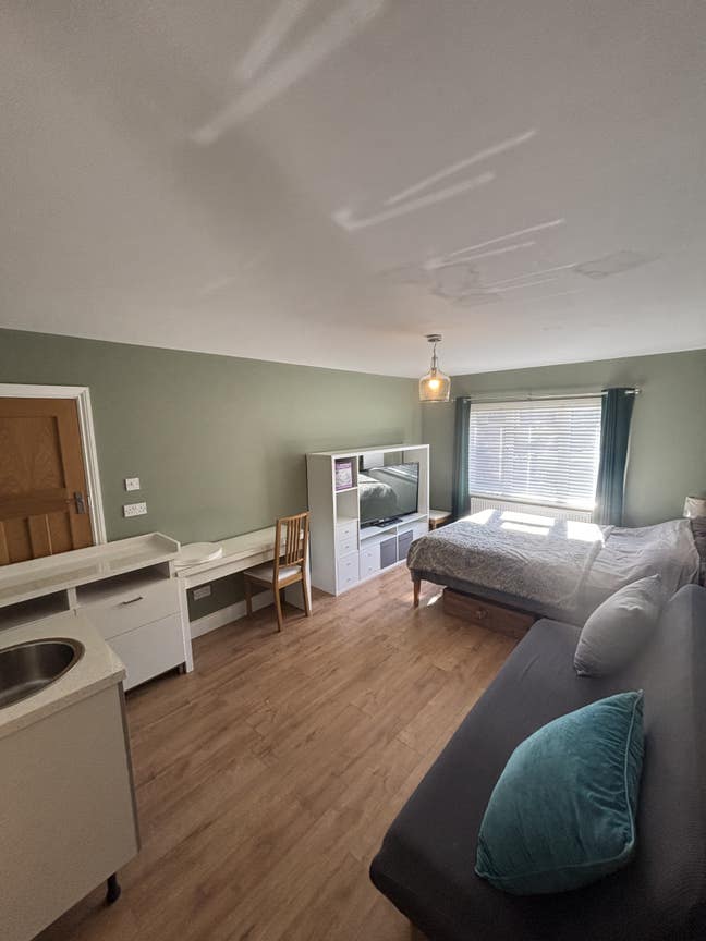 Self contained room inc kitchenette and en-suite  Main Photo