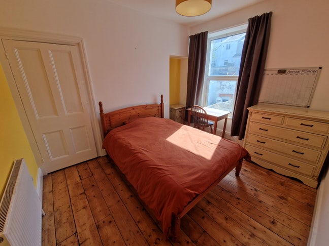 1 year available in friendly 2 tenant house Main Photo