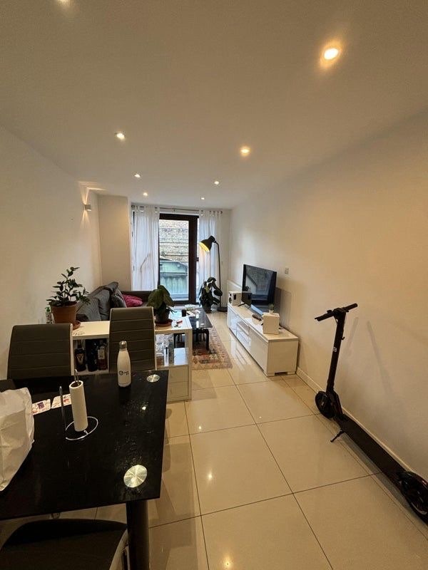 Room in a 2 bed flat at a trendy location Main Photo