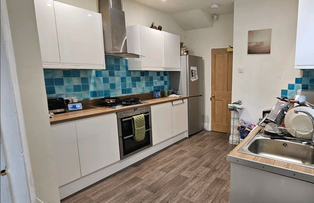 Bills inc Double bedroom 2 baths Female hse Bris Main Photo