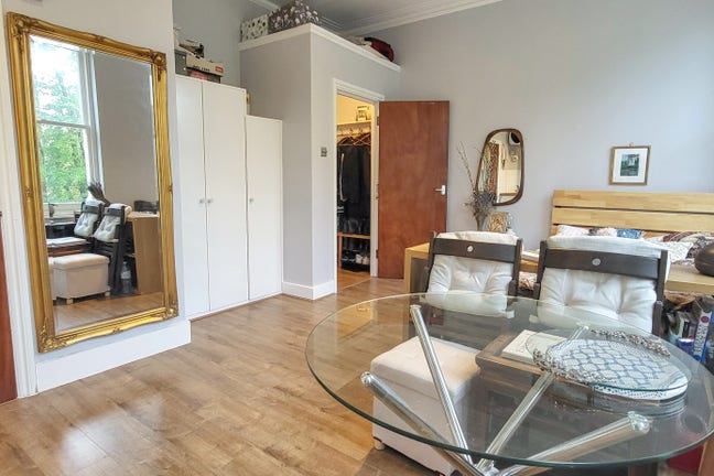 Large Studio - 5 mins to Station! Water Included Main Photo