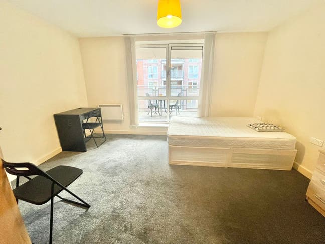Spacious and Bright Double Room Main Photo