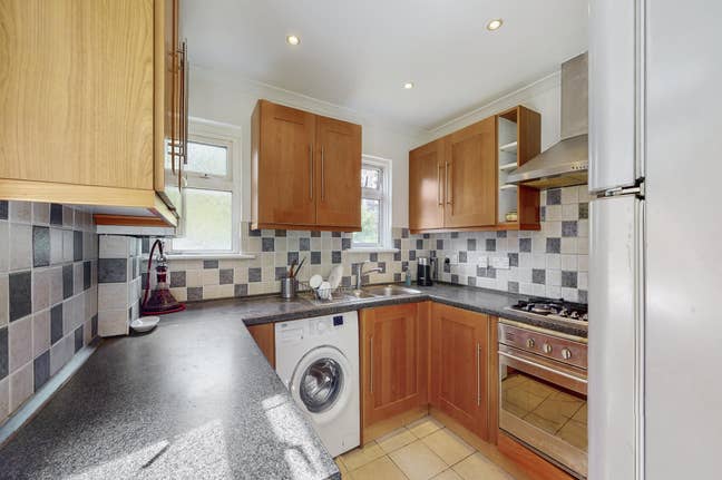 Students Welcome – 4-Bed House West Hendon NW9 Main Photo