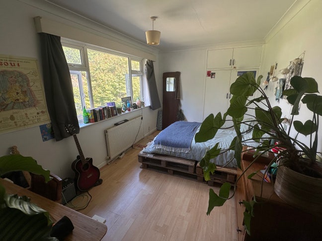 Lovely light double room in very quiet area  Main Photo