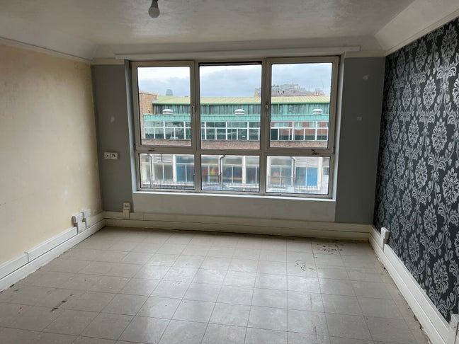 Guardianship: 1 Room Avaible in 3bed share Main Photo