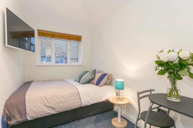 Large Ensuite Room In East Acton Main Photo