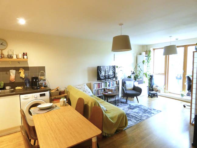 Stunning two bed two bath in E2 Main Photo
