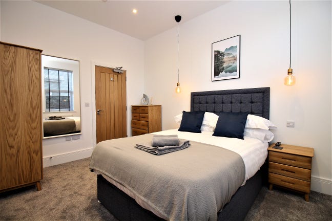 Propod 8 Bedroom with Ensuite Close to Hospital Main Photo