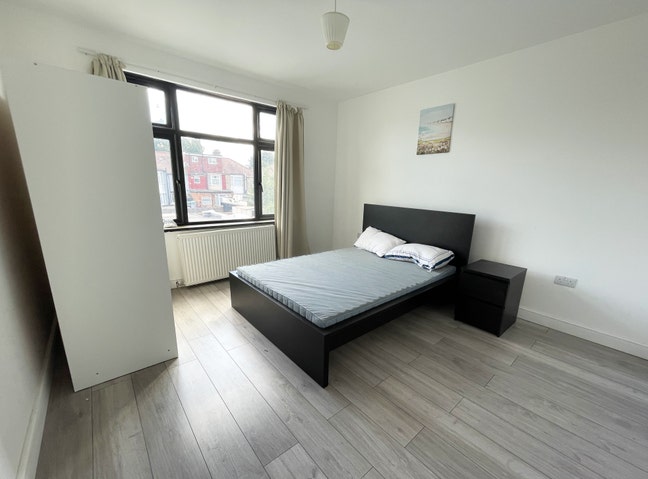 Spacious Double Room – Great Cambridge Road, Londo Main Photo