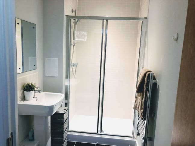 Modern Ensuite Room Near Station Main Photo