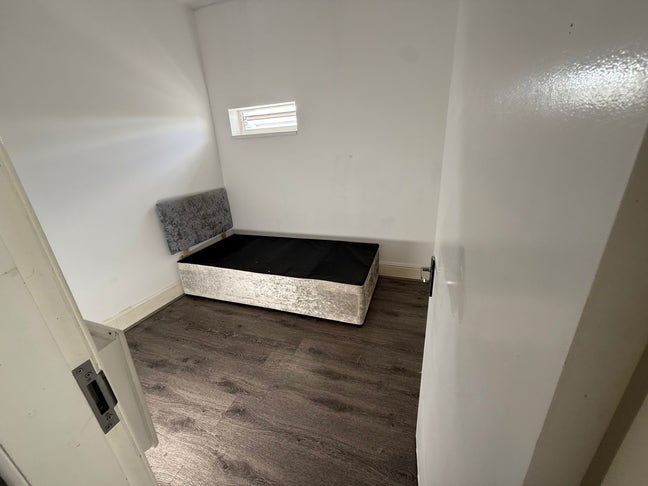 Room in the perfect location Main Photo