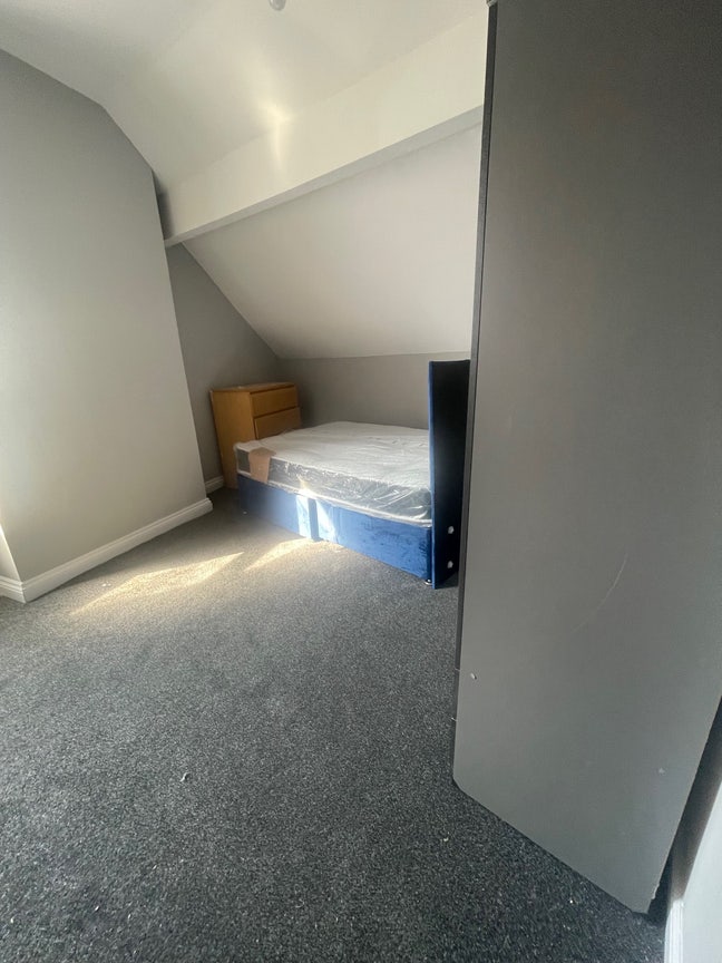 Popular Room in LS6 Available Main Photo