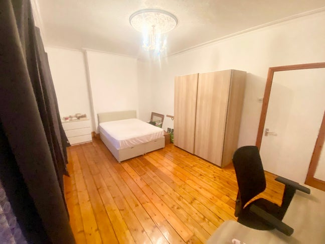 Very Big Double bedroom 5 mins to Parsons Green Main Photo