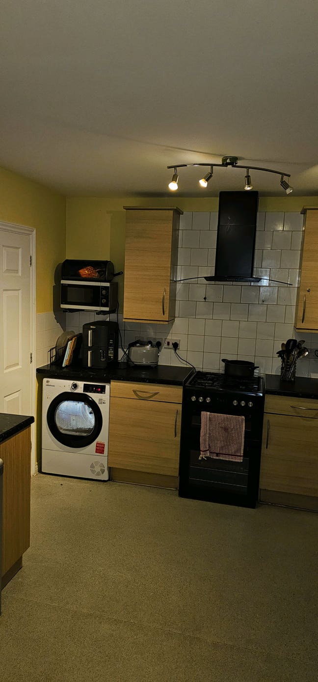 Large double room directly behind hospital  Main Photo