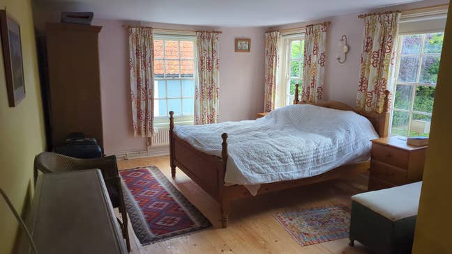 Large Room in pretty village cottage Main Photo