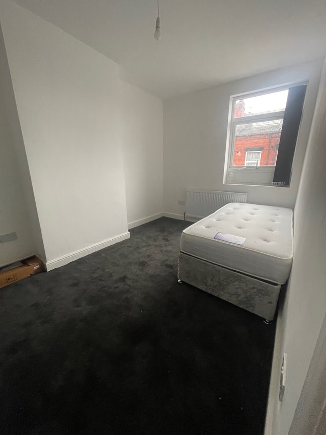 LS11 Single Room for Benefits Main Photo