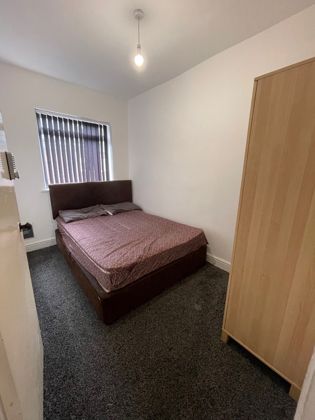 Spacious Room Fully Furnished Main Photo
