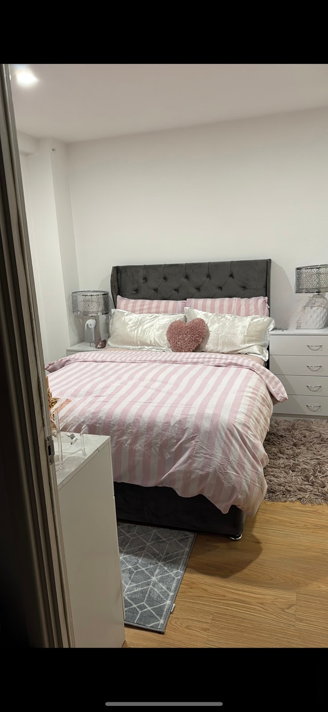 Flat mate  Main Photo