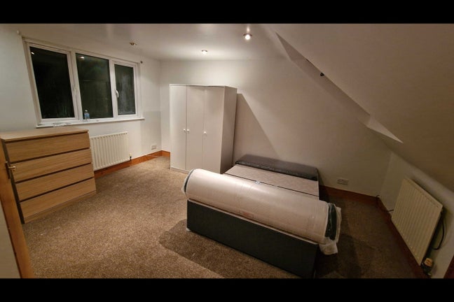 Newly refurbished double room in South harrow Main Photo