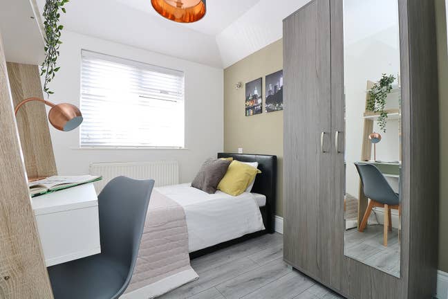 Modern, quiet house, Ensuite in East Acton  Main Photo