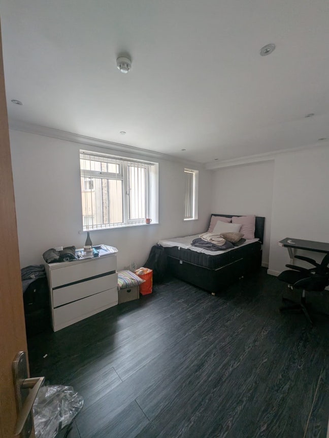 Modern £550 Large Double Room in 3 bed flat. Main Photo