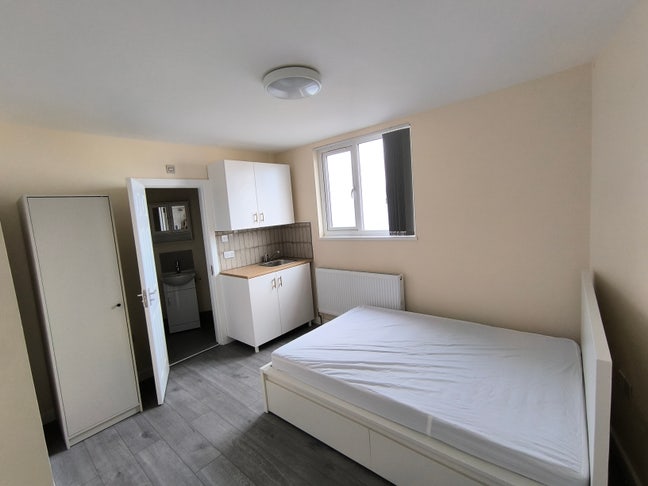 Modern Ensuite Room w/ Kitchenette prime location Main Photo