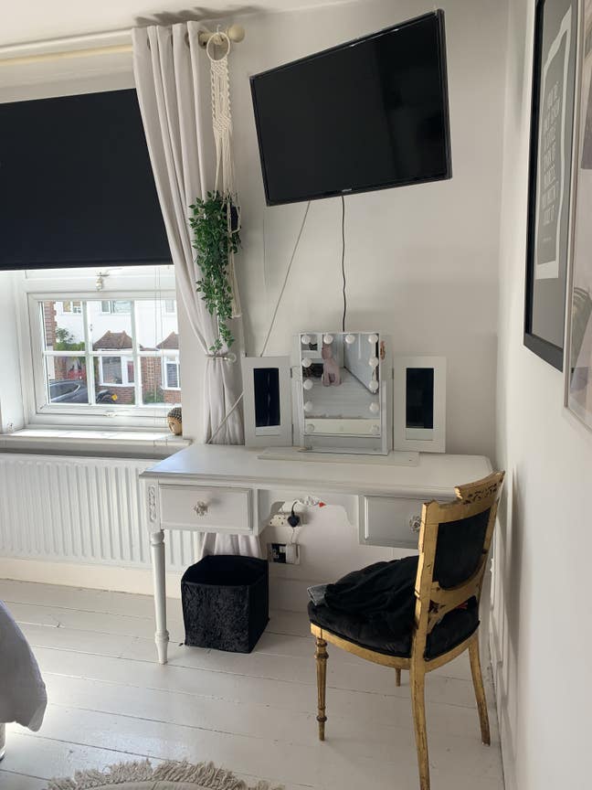 Double room - Furnished. Byfleet Village Main Photo