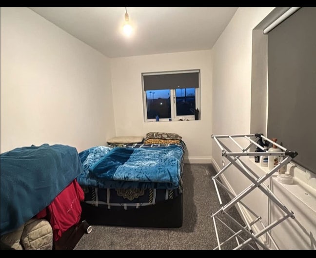 Spacious Double Bed Room Available  Main Photo