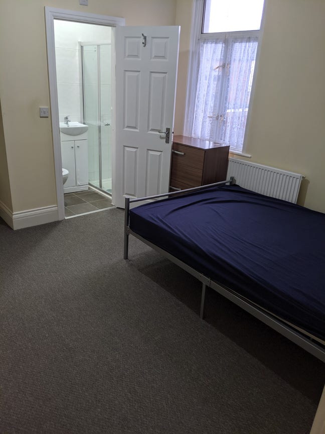 Double and King Size Ensuits with Bills £850-£1100 Main Photo