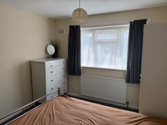 Room to let near Crawley Station Main Photo