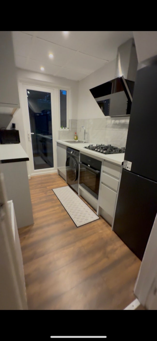 Single Room Available SM4 4LE Main Photo