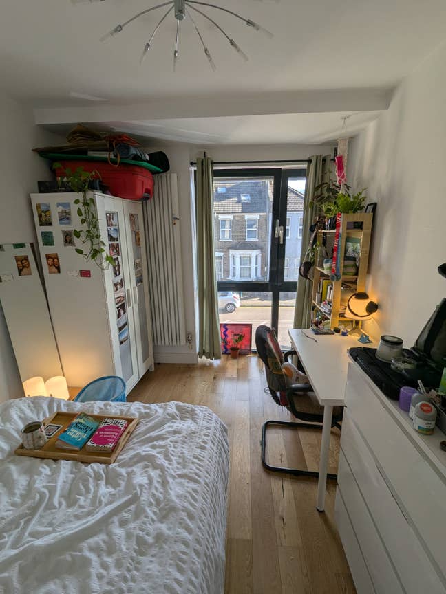 Double room with big windows in Surrey Quays Main Photo