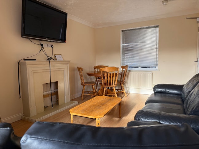 Spacious licensed houseshare | doubles | from £500 Main Photo