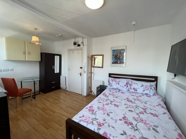 Double Bedsit with Ensuite bathroom in Chelsea  Main Photo