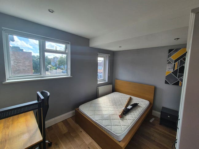 En suite double room in Streatham house share Main Photo